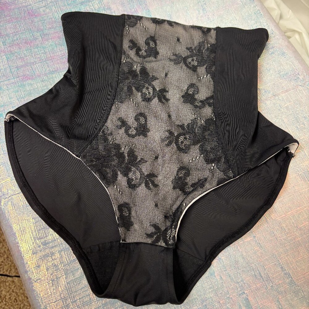 Spanx Love Your Assets Hi-Leg shapewear Brief NWOT size Med., Blk